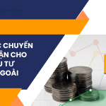 Thủ tục chuyển lợi nhuận cho nhà đầu tư nước ngoài thường gồm các bước sau: Hoàn thành thủ tục thuế và báo cáo tài chính: Nhà đầu tư nước ngoài cần hoàn thành các thủ tục liên quan đến thuế và báo cáo tài chính, bao gồm nộp thuế thu nhập cá nhân và thuế thu nhập doanh nghiệp nếu áp dụng. Xác định số tiền chuyển lợi nhuận: Nhà đầu tư cần xác định số tiền lợi nhuận muốn chuyển ra khỏi Việt Nam. Lập đơn xin chuyển lợi nhuận: Nhà đầu tư nước ngoài cần lập đơn xin chuyển lợi nhuận và nộp đơn này cho cơ quan quản lý đầu tư và tài chính của Việt Nam. Kiểm tra và phê duyệt: Cơ quan quản lý đầu tư và tài chính của Việt Nam sẽ kiểm tra và xem xét đơn xin chuyển lợi nhuận trước khi phê duyệt. Thực hiện chuyển khoản: Sau khi được phê duyệt, nhà đầu tư nước ngoài có thể thực hiện chuyển khoản lợi nhuận từ tài khoản doanh nghiệp hoặc dự án ở Việt Nam về tài khoản của họ tại ngân hàng. Báo cáo cho cơ quan thuế: Nhà đầu tư cần thông báo cho cơ quan thuế về việc chuyển lợi nhuận để đảm bảo tính minh bạch và tuân thủ các quy định thuế. Giữ lại các tài liệu liên quan: Nhà đầu tư nên giữ lại bản gốc và các bản sao của các tài liệu liên quan đến việc chuyển lợi nhuận cho mục đích kiểm tra sau này. Các thủ tục này có thể thay đổi tùy theo quy định của pháp luật và quốc gia đón nhận, và nhà đầu tư nên tham khảo các quy định cụ thể tại thời điểm thực hiện việc chuyển lợi nhuận.